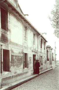 Signora Jeanne de Flandreysy - Esperandieu, fondatrice del Palais du Roure visita la casa che � stata occupata da Jean-Henri Fabre