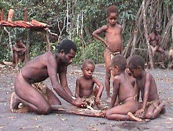 Un habitant de Vanuatu fait du feu